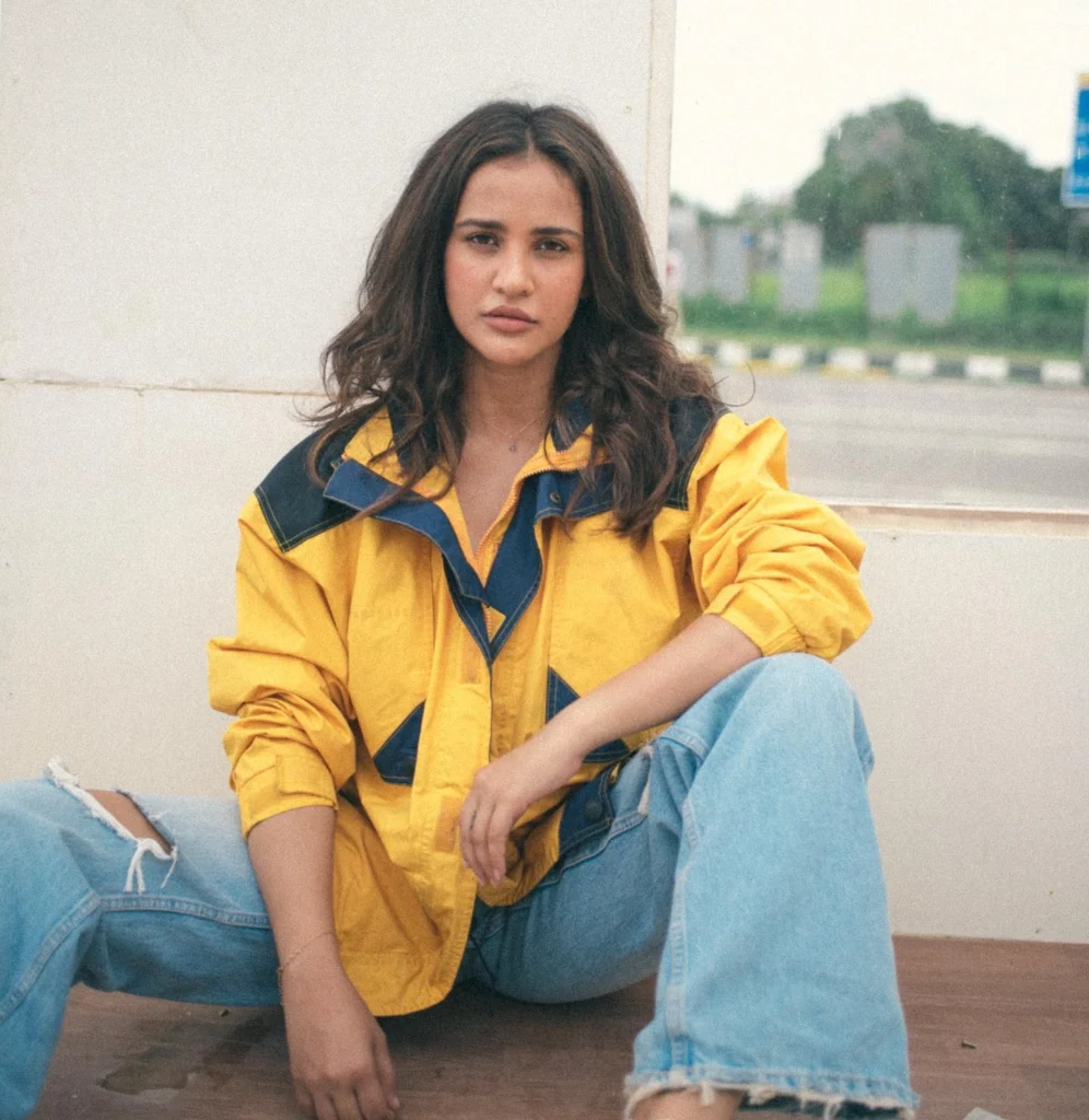 Aisha Sharma,hot51live