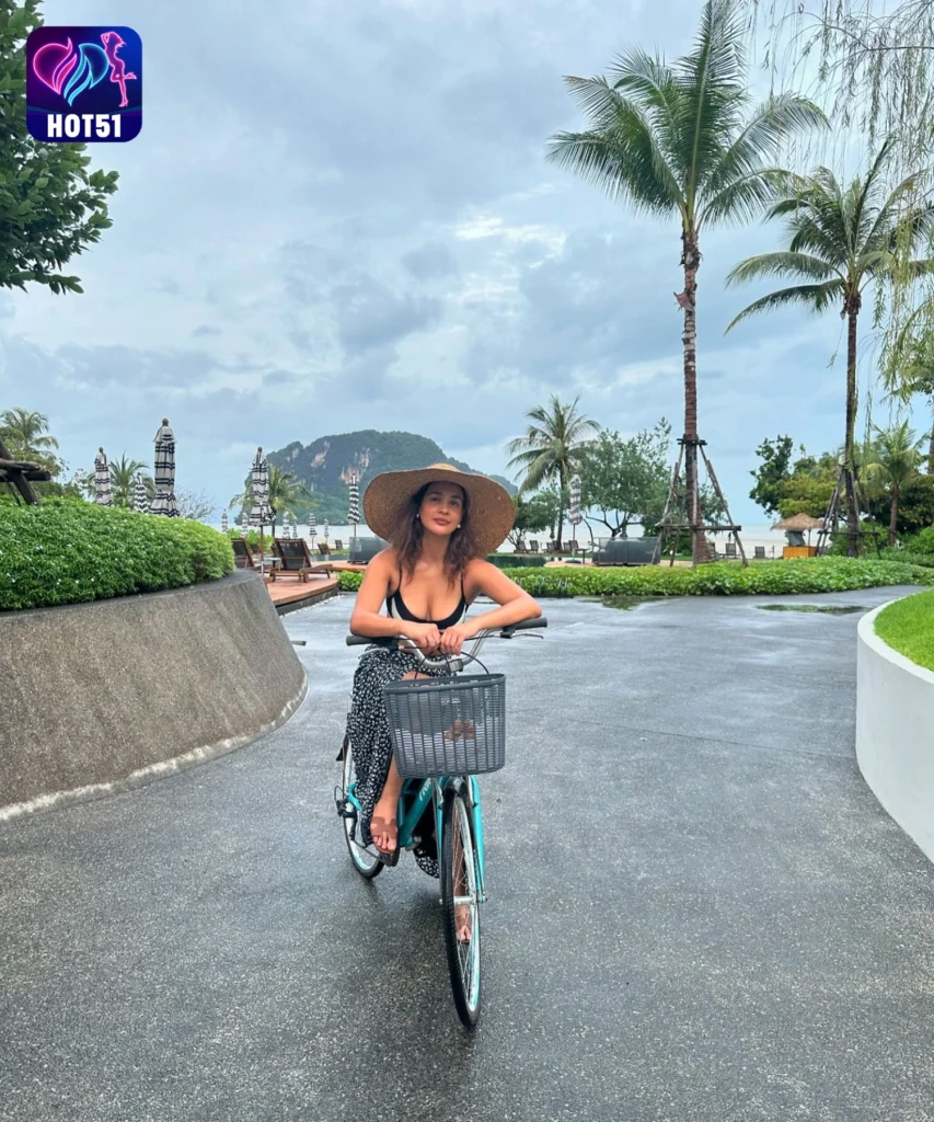 Aisha Sharma,hot51live