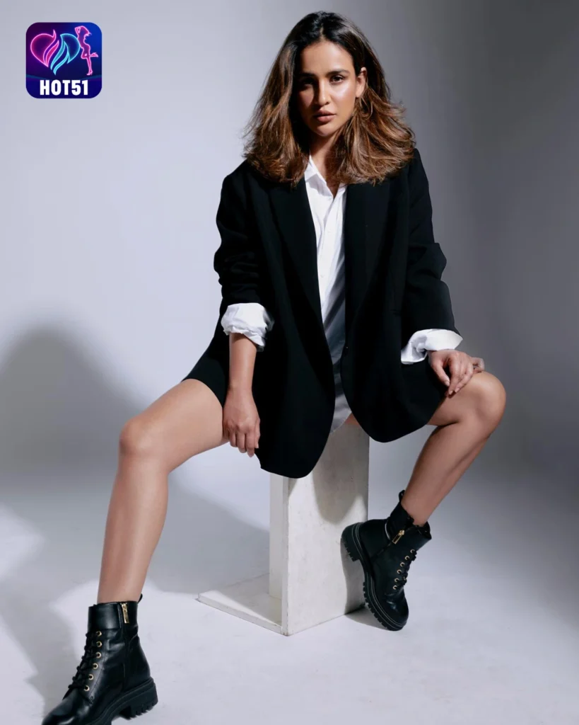 Aisha Sharma,hot51live