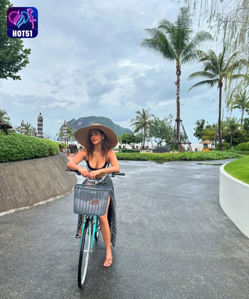 Aisha Sharma,hot51live