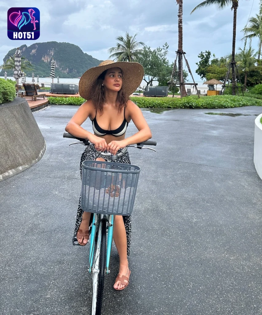 Aisha Sharma,hot51live