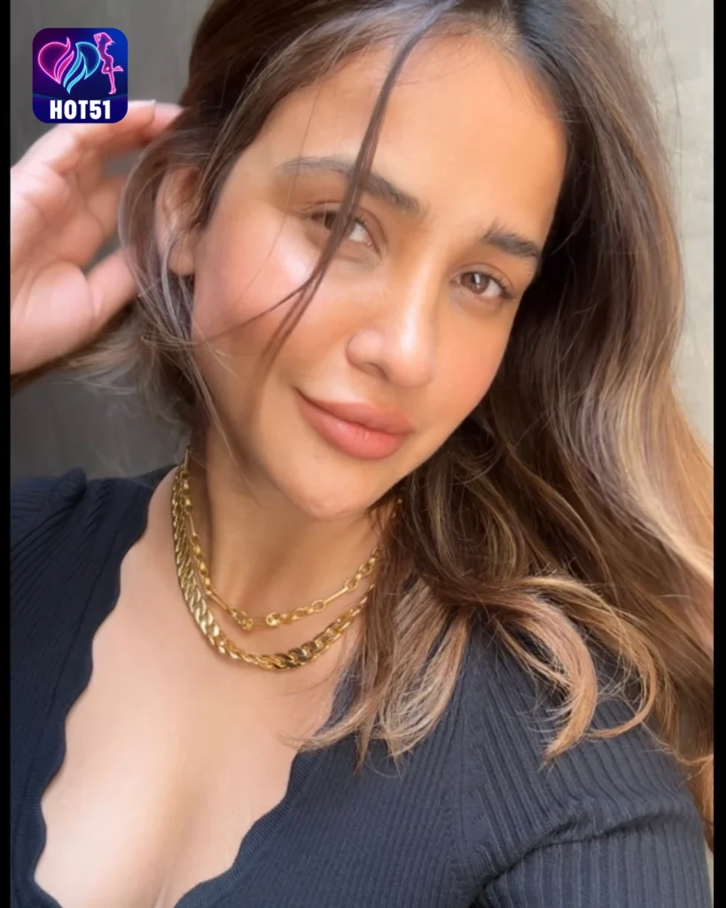 Aisha Sharma,hot51live