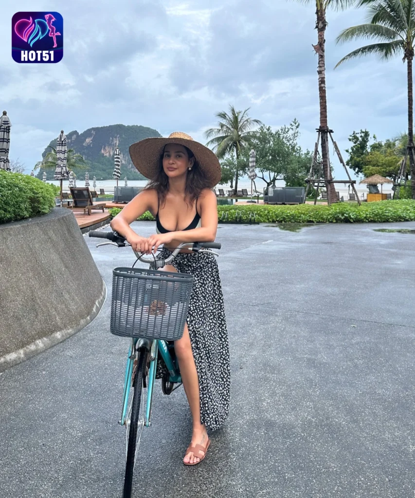 Aisha Sharma,hot51live