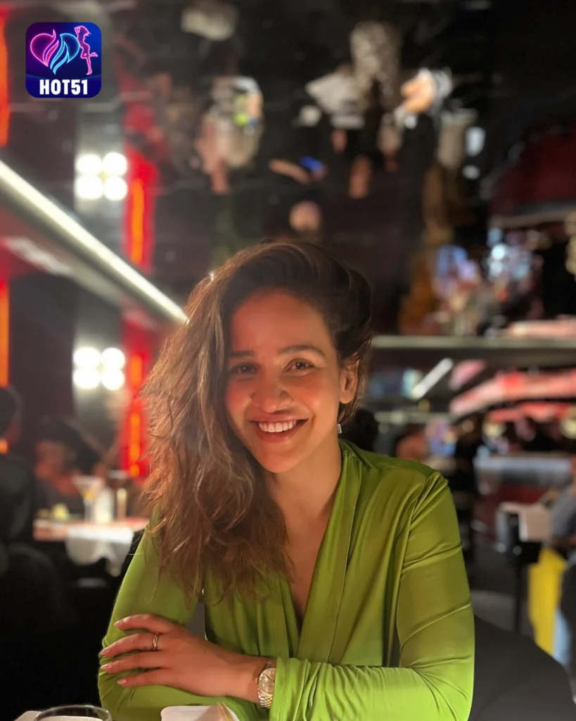 Aisha Sharma,hot51live