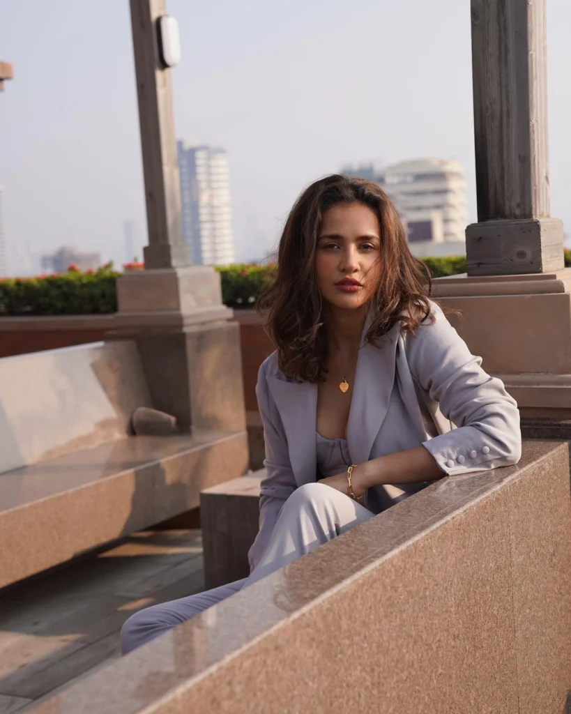 Aisha Sharma,hot51live