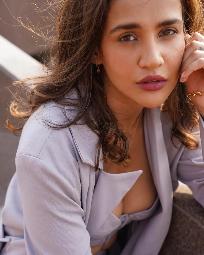 Aisha Sharma,hot51live