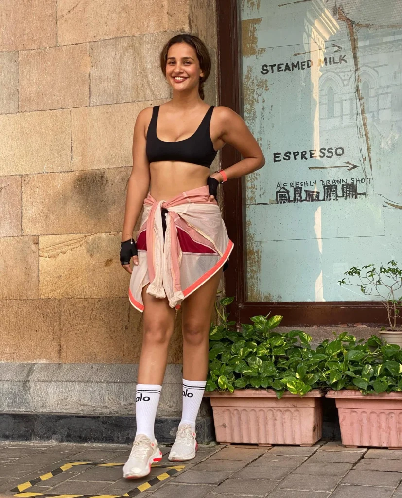 Aisha Sharma,hot51live