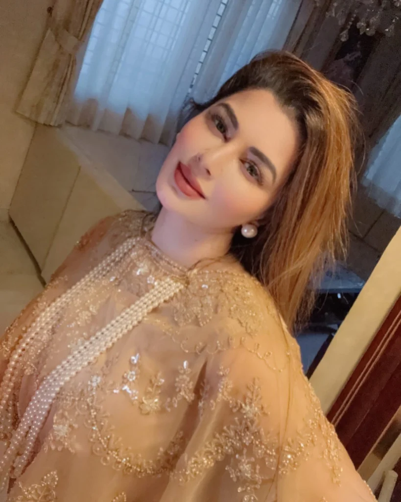 kainaat Arora,hot51live