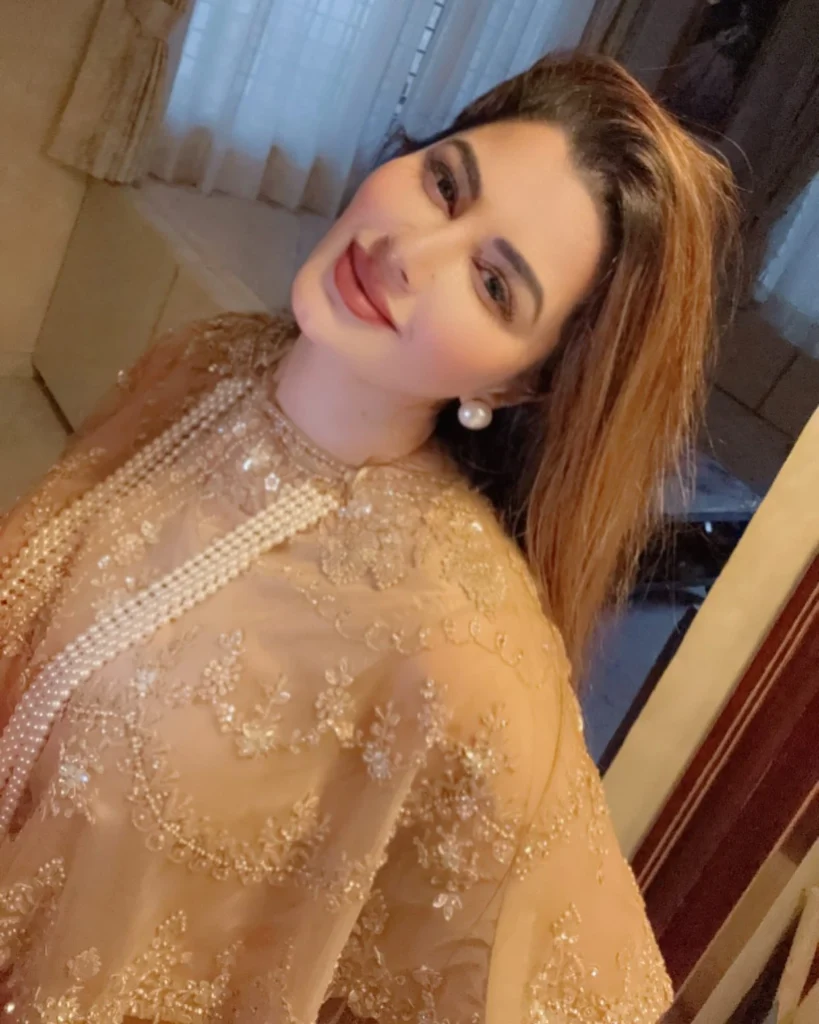 kainaat Arora,hot51live