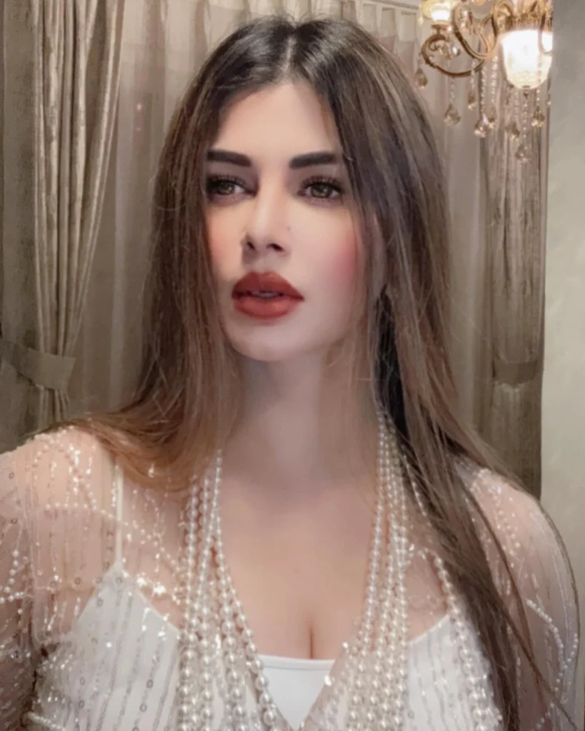 kainaat Arora,hot51live