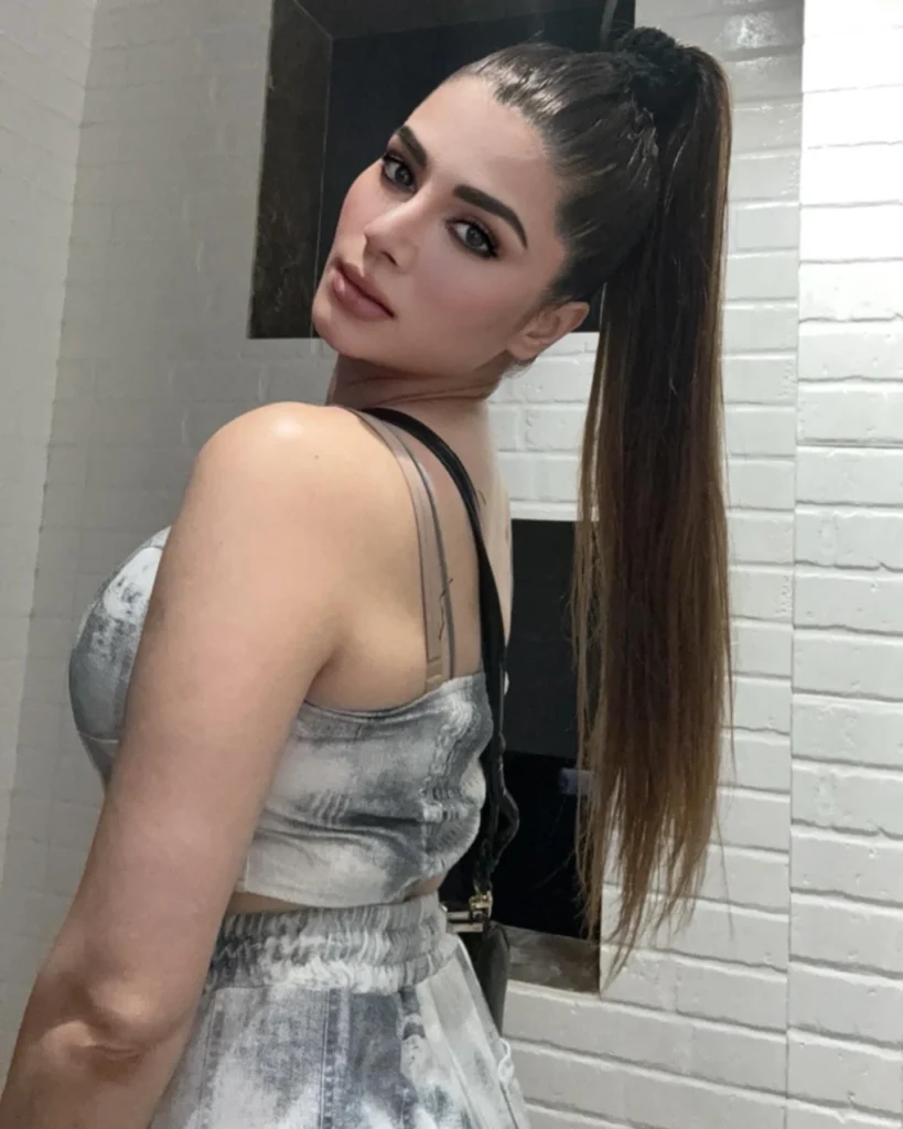 kainaat Arora,hot51live