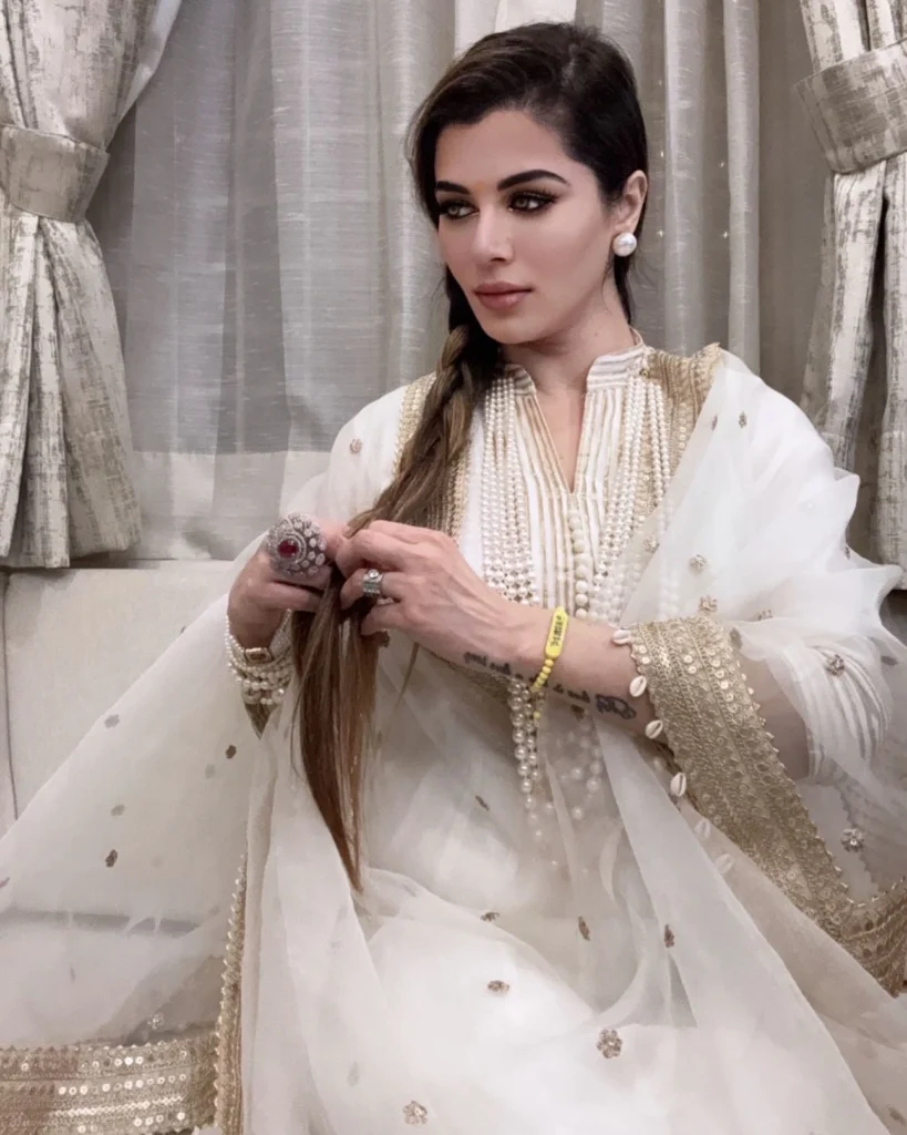 kainaat Arora,hot51live