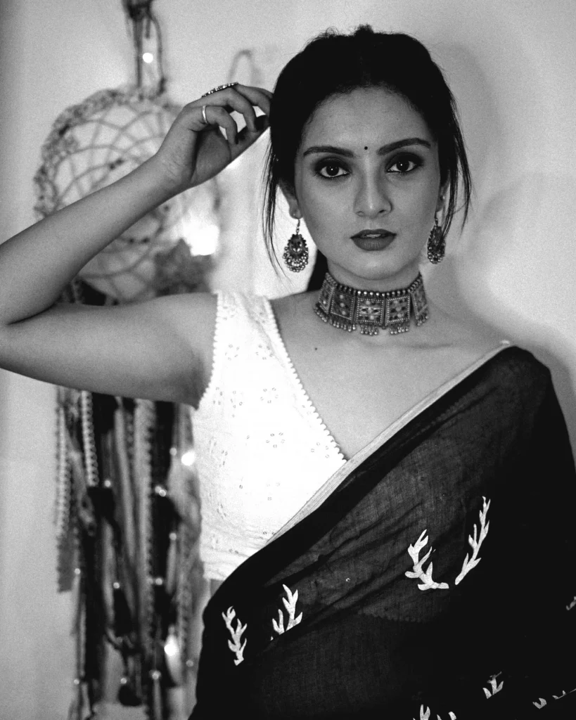 Mrinal Navell.hot51live